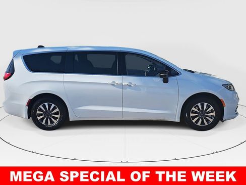 Used 2024 Chrysler Pacifica Select image 2