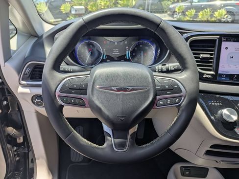 Used 2023 Chrysler Pacifica Touring-L FWD image 18