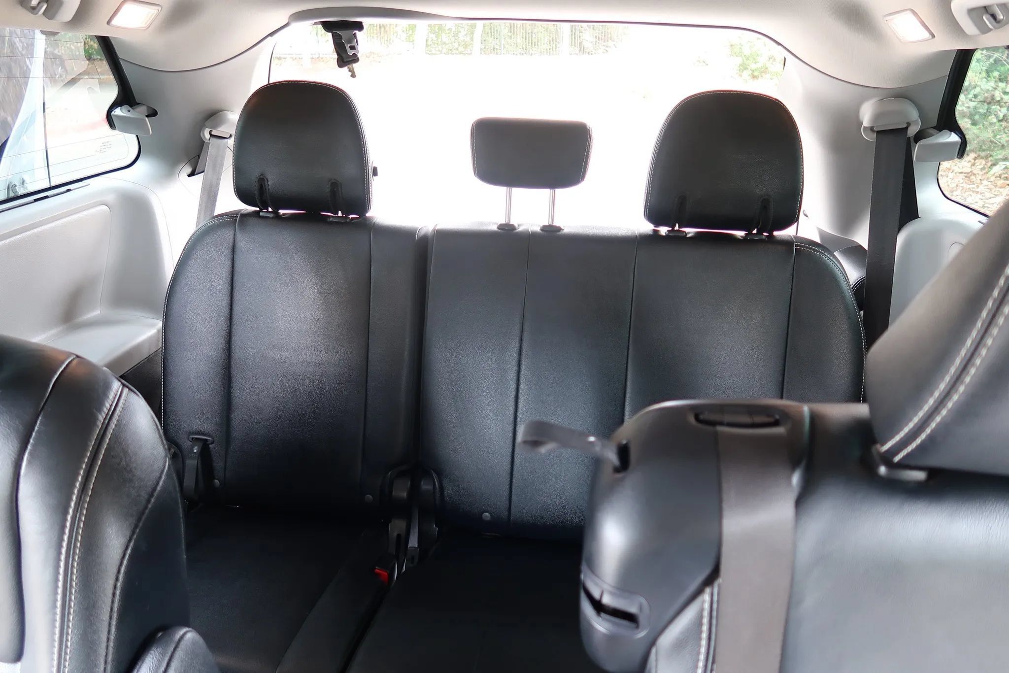 Used 2018 Toyota Sienna SE w/ Carpet Mat Package FWD image 16