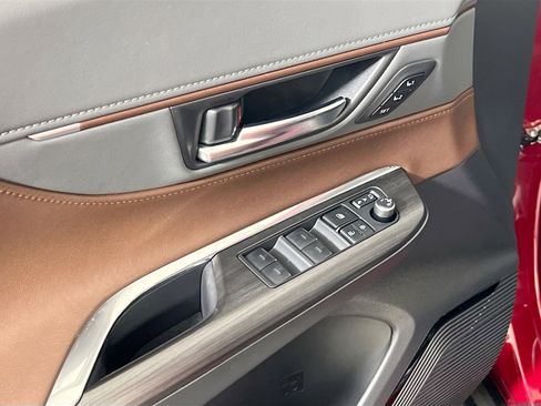Used 2024 Toyota Venza Limited image 17