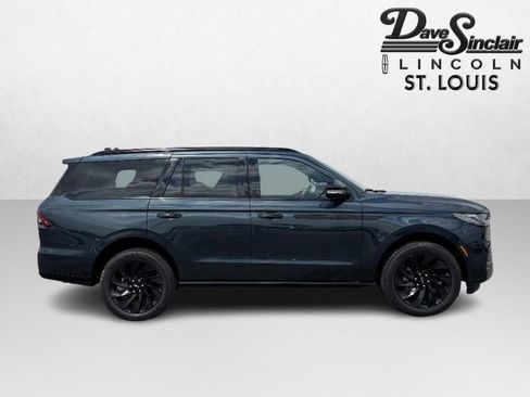 New 2026 Lincoln Navigator Reserve AWD/4WD image 2