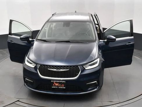 Used 2023 Chrysler Pacifica Touring-L FWD image 10