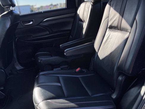 Used 2019 Toyota Highlander SE FWD image 15