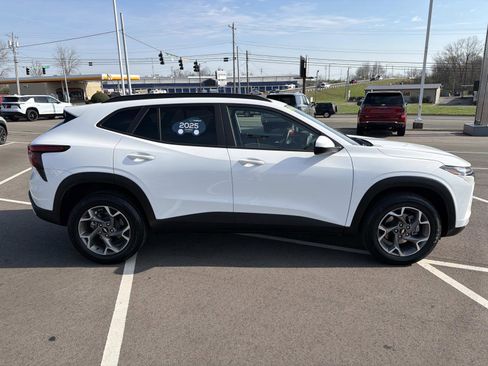 Certified 2025 Chevrolet Trax LT w/ LT Convenience Package image 20