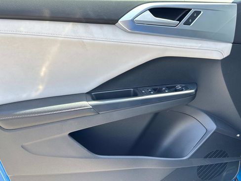New 2025 Volkswagen Taos SE image 14