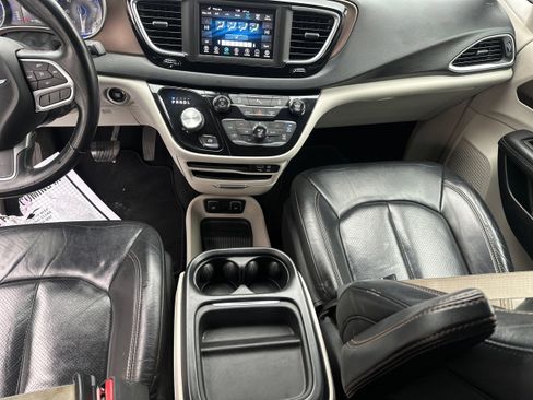 Used 2018 Chrysler Pacifica Touring-L image 15