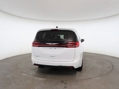 Used 2024 Chrysler Pacifica Touring-L image 15