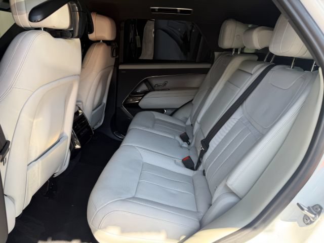 Used 2025 Land Rover Range Rover Sport SE AWD/4WD image 25