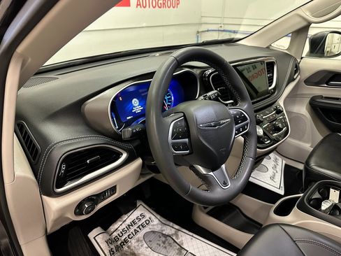 Certified 2023 Chrysler Pacifica Touring-L image 20