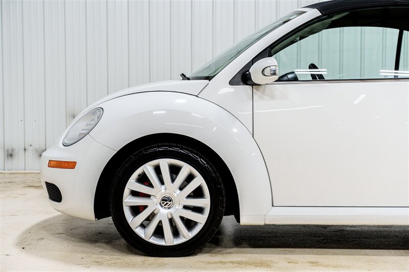 Used 2010 Volkswagen Beetle Convertible FWD image 3