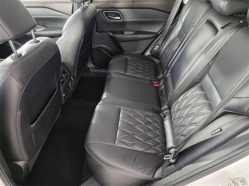 Used 2021 Nissan Rogue Platinum image 14