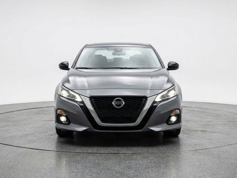 Used 2025 Nissan Altima 2.5 SV FWD image 2