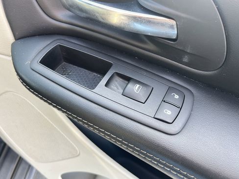 Used 2019 Dodge Grand Caravan SXT image 30