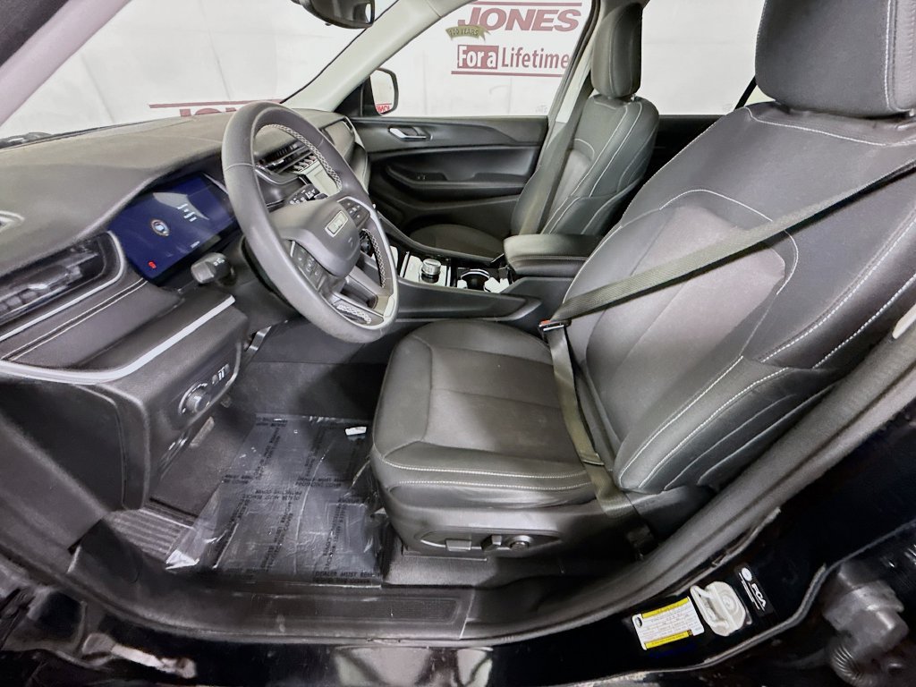 Used 2023 Jeep Grand Cherokee Laredo AWD/4WD image 23