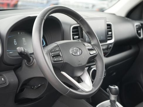 Used 2025 Hyundai Venue SEL image 23