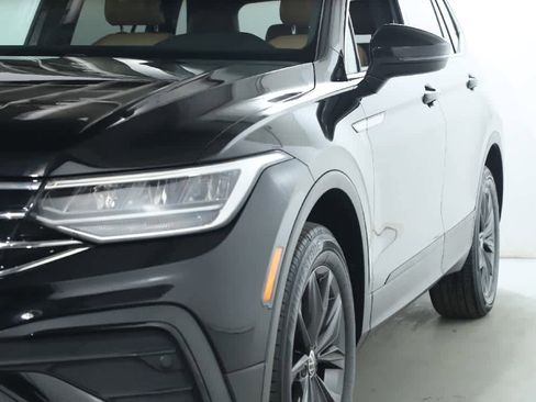 Certified 2023 Volkswagen Tiguan SE w/ Panoramic Sunroof Package image 4