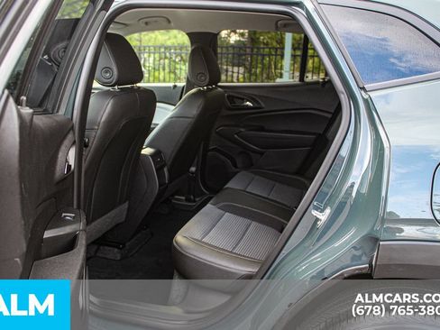 Used 2025 Chevrolet Trax LT FWD image 17