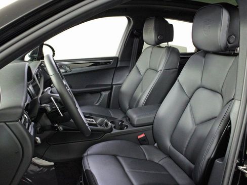 Certified 2025 Porsche Macan image 5