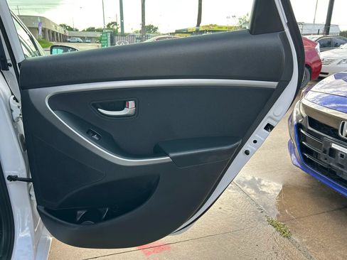 Used 2017 Hyundai Elantra GT FWD image 17