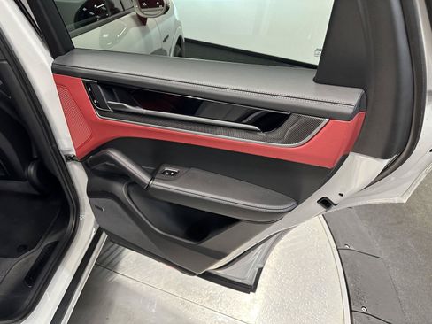 Certified 2025 Porsche Cayenne Turbo AWD/4WD image 41