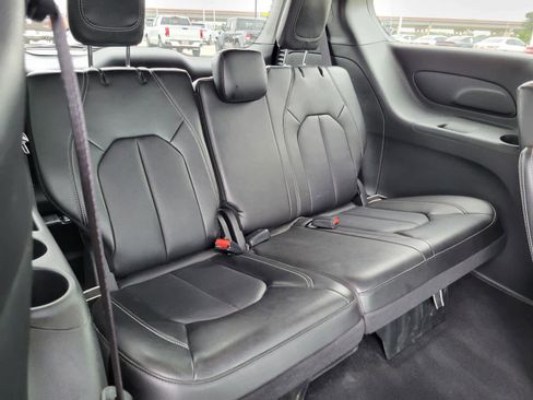 Used 2025 Chrysler Pacifica Select image 12
