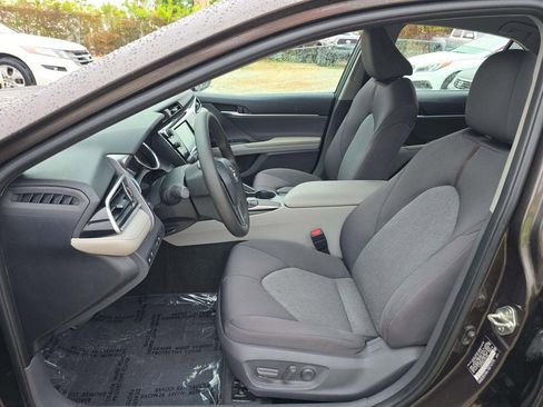 Used 2018 Toyota Camry LE FWD image 6