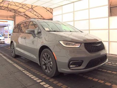 Used 2021 Chrysler Pacifica Touring w/ Uconnect Theater Family Group FWD image 5