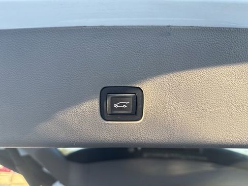 Used 2018 Chevrolet Traverse LT image 16