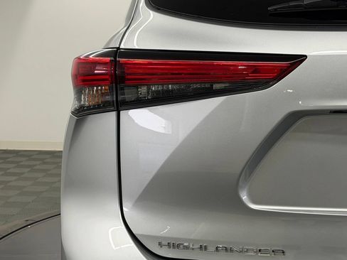 Used 2021 Toyota Highlander XSE AWD/4WD image 13