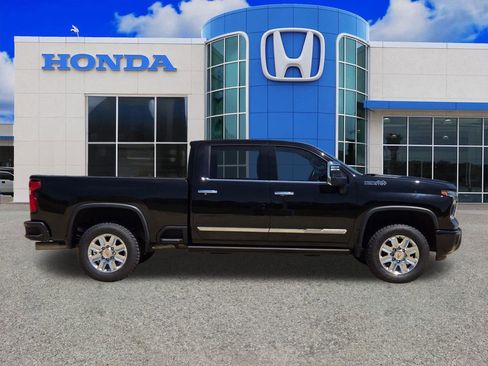 Used 2024 Chevrolet Silverado 2500 High Country w/ High Country Premium Package AWD/4WD image 2