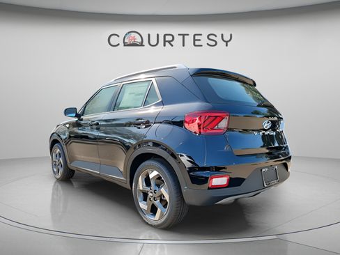 Used 2025 Hyundai Venue SEL FWD image 4