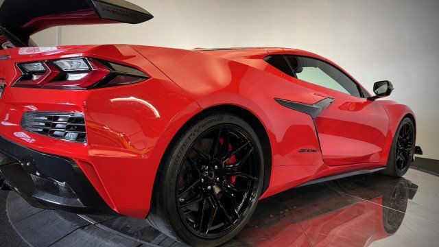 Used 2024 Chevrolet Corvette Z06 w/ Z07 Performance Package RWD image 28
