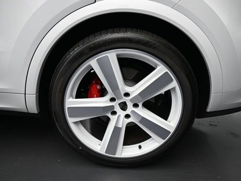 Certified 2025 Porsche Cayenne Turbo AWD/4WD image 9
