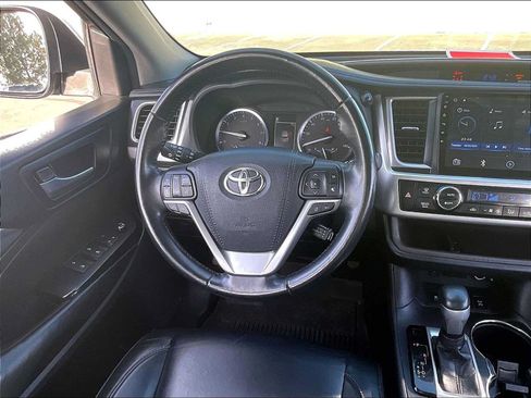 Used 2018 Toyota Highlander XLE AWD/4WD image 8