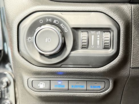Used 2022 Jeep Wrangler Unlimited Sahara w/ Cold Weather Group AWD/4WD image 23