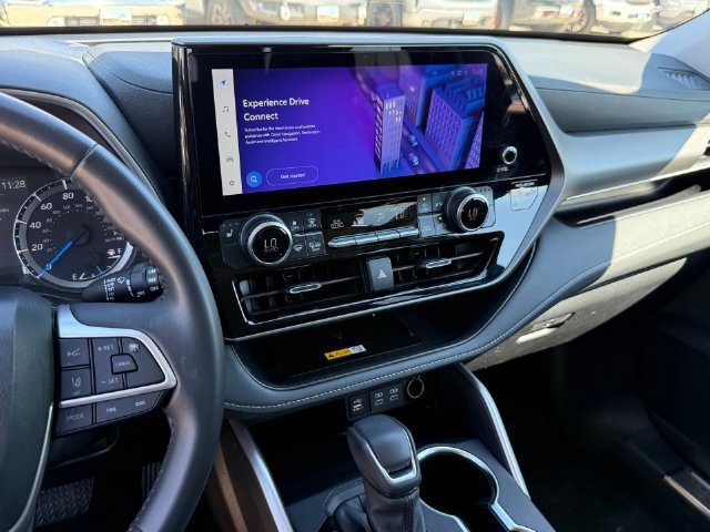 Used 2024 Toyota Highlander XLE FWD image 15