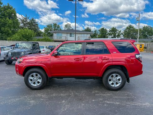 Used 2022 Toyota 4Runner SR5 Premium w/ Moonroof Package AWD/4WD image 9