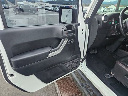 Used 2018 Jeep Wrangler Unlimited Sahara image 16