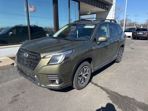 Used 2023 Subaru Forester Premium image 2