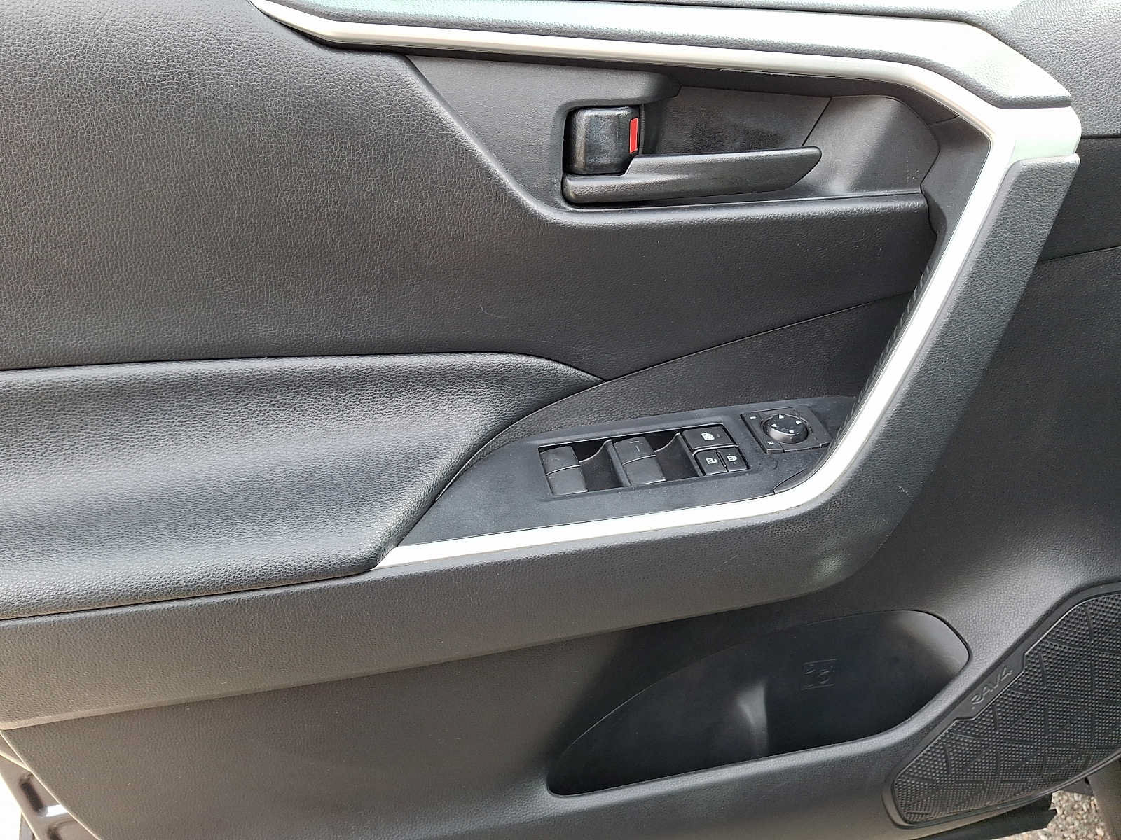 Used 2020 Toyota RAV4 LE w/ All Weather Liner Package AWD/4WD image 8