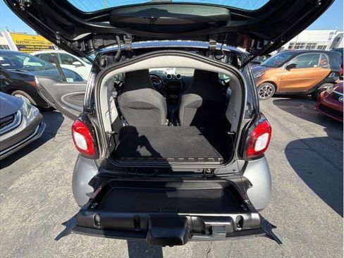 Used 2016 smart fortwo pure RWD image 17