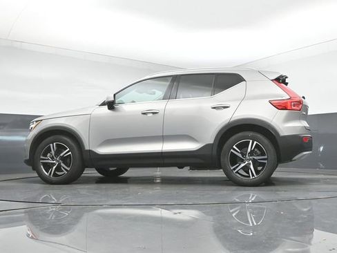 Used 2023 Volvo XC40 B5 Plus image 38