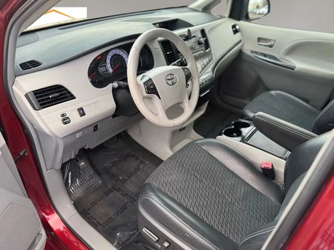 Used 2013 Toyota Sienna SE image 11