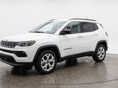 Used 2025 Jeep Compass Latitude AWD/4WD image 3