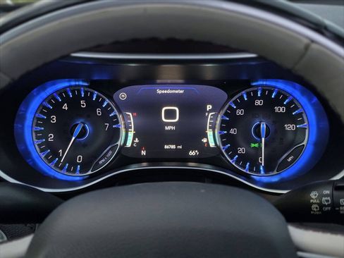 Used 2017 Chrysler Pacifica Limited w/ UConnect Theater Package FWD image 9