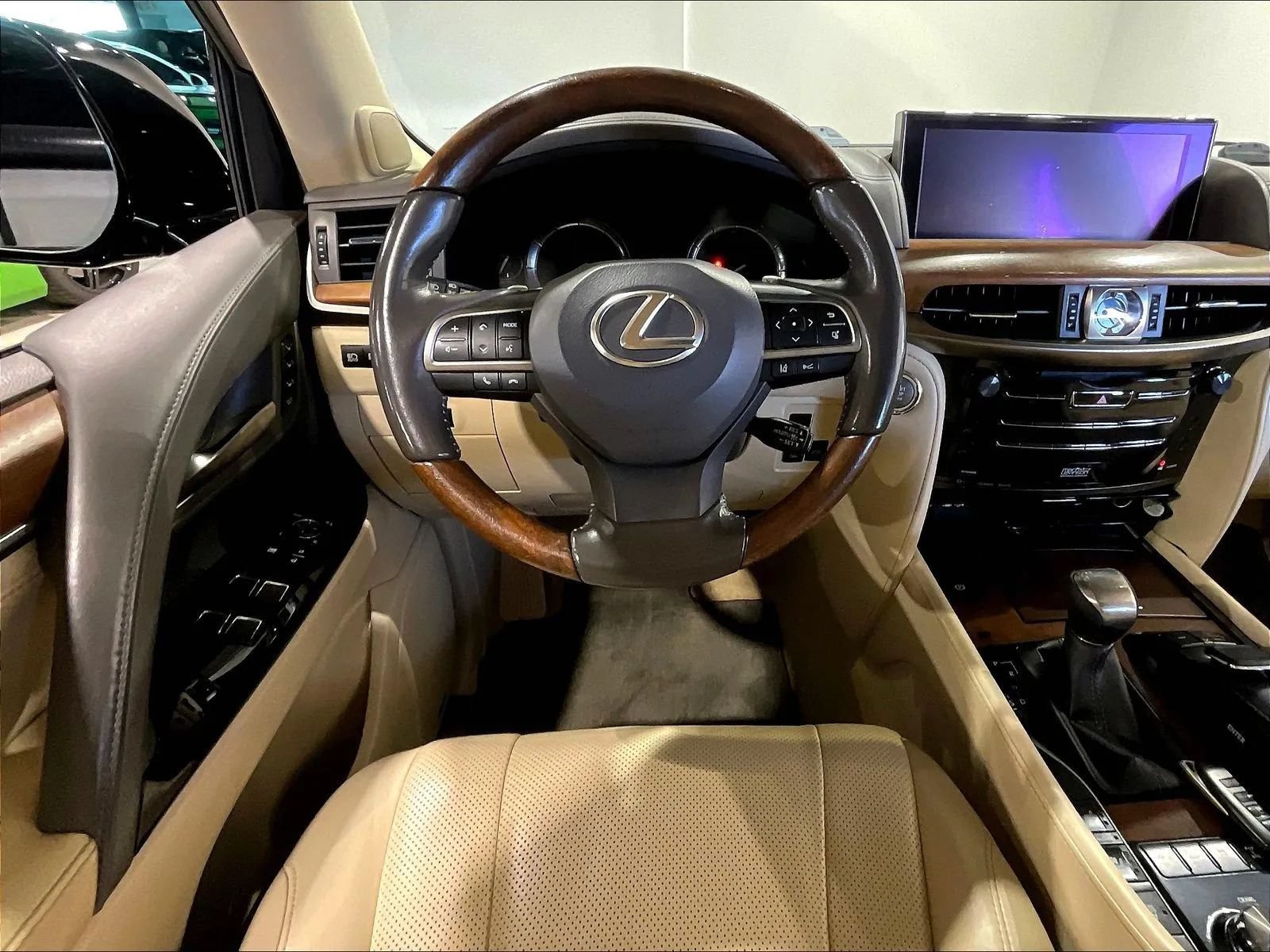 Used 2017 Lexus LX 570 4WD w/ Luxury Package image 21