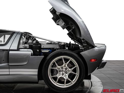 Used 2006 Ford GT RWD image 19