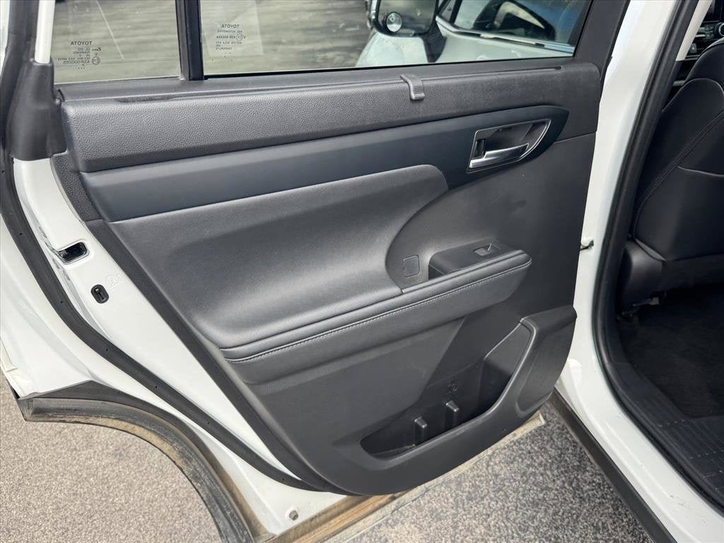 Used 2023 Toyota Highlander XLE FWD image 17