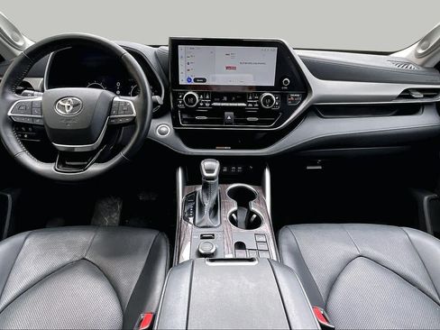Used 2025 Toyota Highlander Limited AWD/4WD image 16