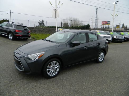 Used 2017 Toyota Yaris iA image 4